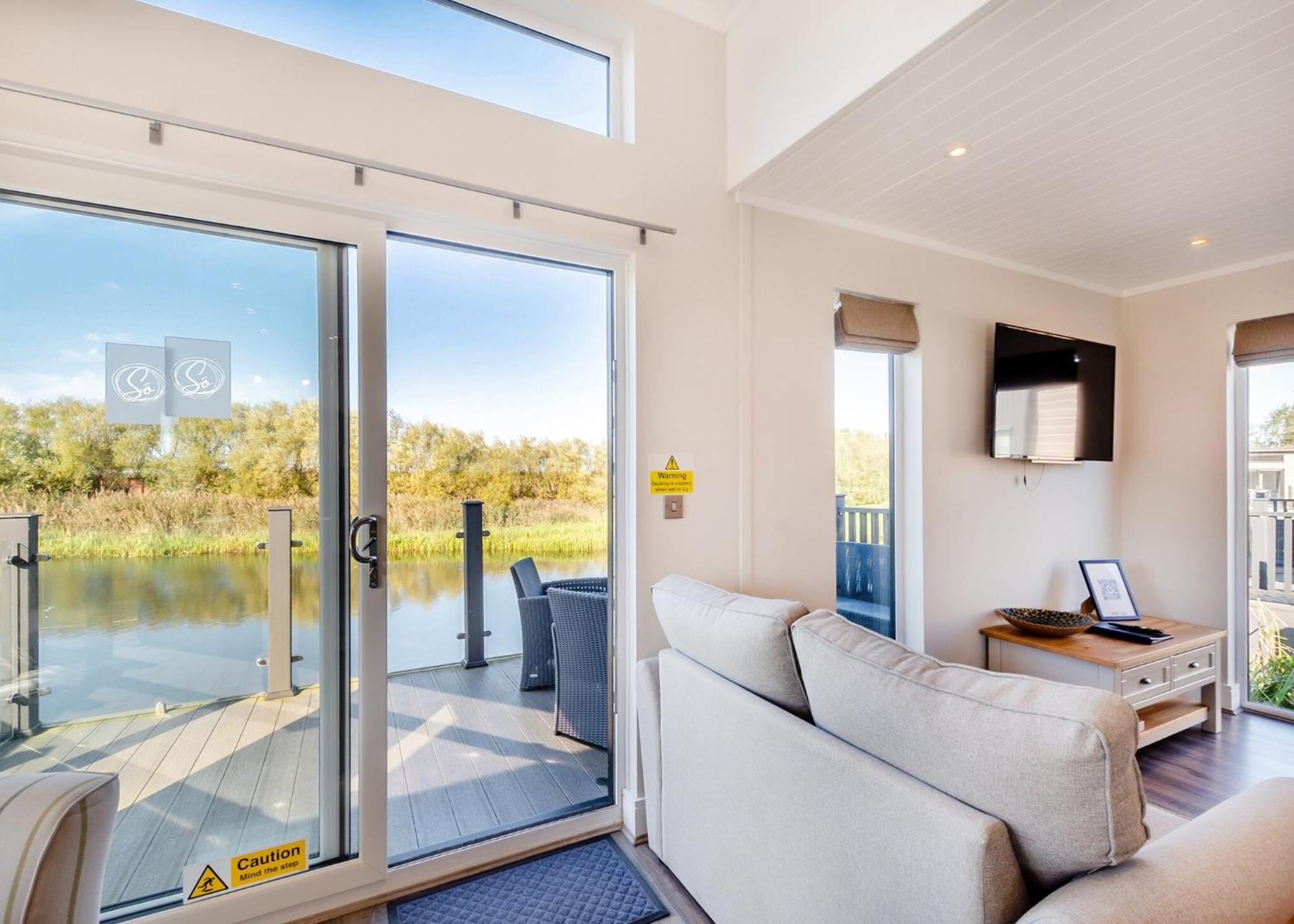 Waterside Hambleton Lakeside Lodges Poulton-le-Fylde Стая снимка